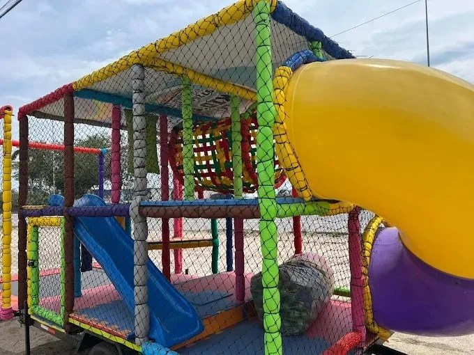 Carretinha Kid Play com tobogã amarelo e piscina de bolinhas